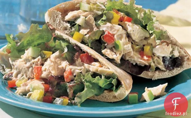 Kanapki z tuńczykiem, ogórkiem i posiekanymi warzywami Pita