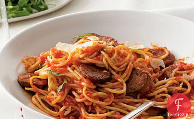 Spaghetti z kiełbasą i sosem pomidorowym