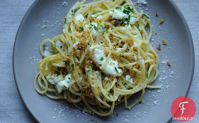 Spaghetti rhondy ze smażonymi jajkami i Pangritatą dla jednego