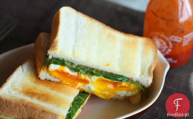 Kanapka Z Jajkiem Sadzonym Z Sriracha