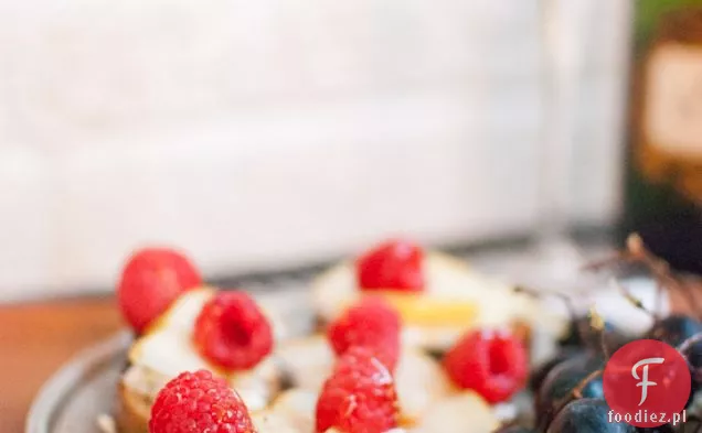 Crostini Z Gruszką, Maliną I Kozim Serem