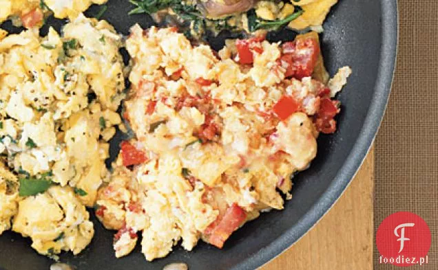 Jajka z chipsami Tortilla, salsą i serem