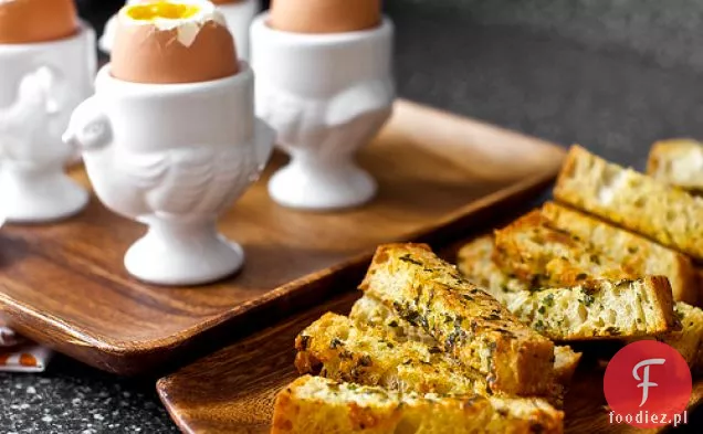 Jajka na miękko z ziołami maślanymi-gruyere Toast Soldiers