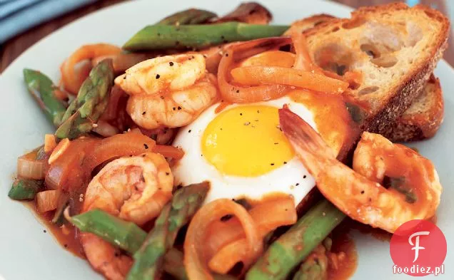 Krewetki, szparagi i jajka w pikantnym sosie pomidorowym