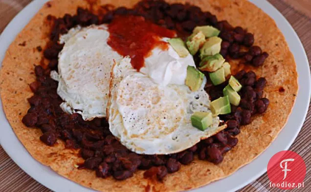 Huevos Rancheros Z Czarną Fasolą Z Grilla