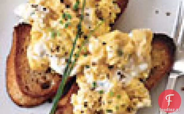 Miękka jajecznica ze świeżą ricottą i szczypiorkiem
