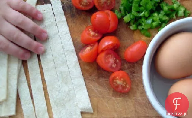 Pikantna Jajecznica Z Chrupiącymi Paskami Tortilla Z Kukurydzy