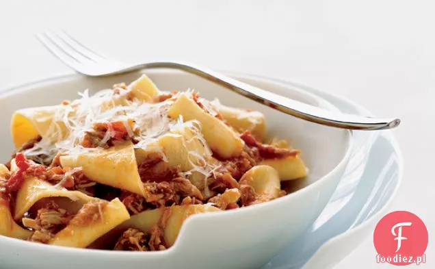 Pappardelle z pieczoną na mleku kozą Ragù