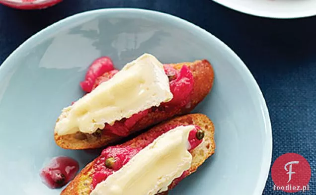 Brie, rabarbar i zielony pieprz Crostini