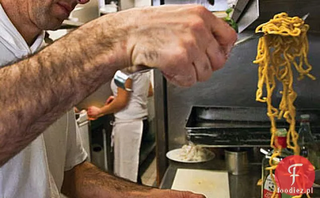 Makaron z serem i papryką (cacio e Pepe)