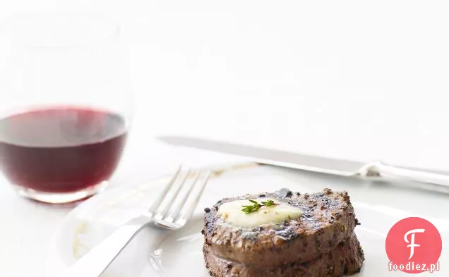 Pieprzona polędwica wołowa z pieczonym masłem czosnkowo-ziołowym