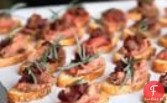 Pieprzona Polędwica Wołowa Crostini Z Karmelizowaną Cebulą