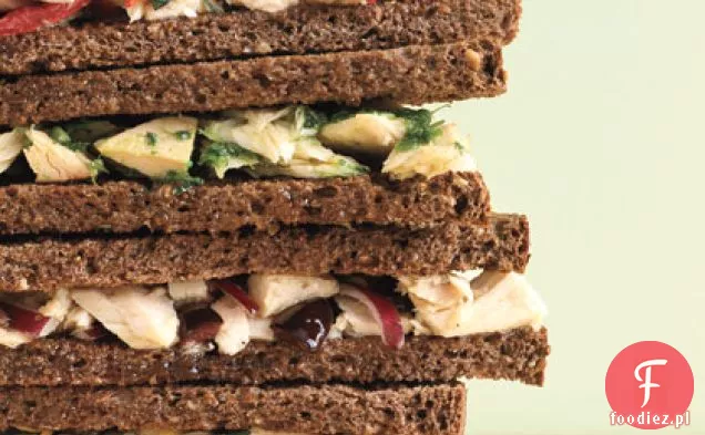 Czerwona cebula i Kalamata oliwkowa kanapka z tuńczykiem