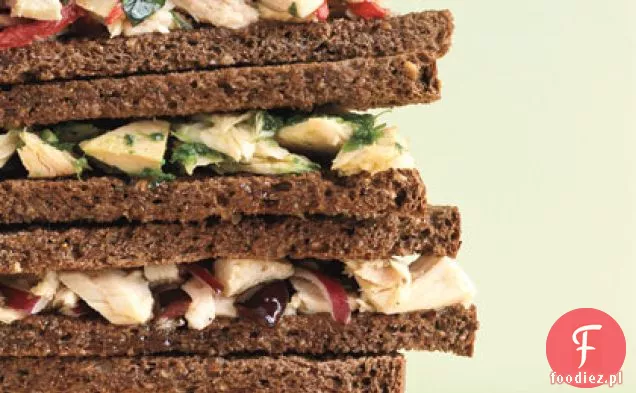 Pieczona czerwona papryka i bazylia kanapka z tuńczykiem