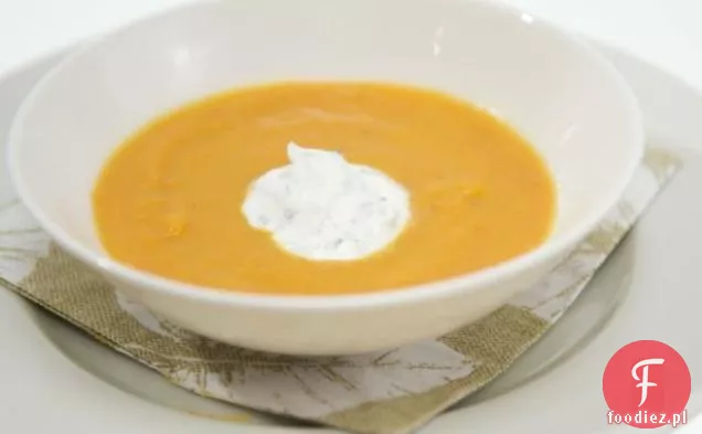 Zupa z marchwi przyprawionej z Cilantro Crema