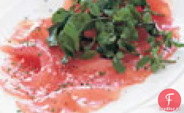 Carpaccio z tuńczyka z sałatką z rukoli i sosem balsamicznym