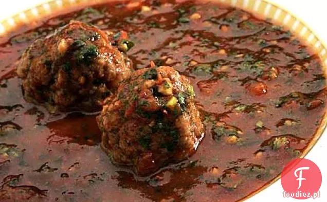 Kibbeh Bi ' kizabrath (zupa kolendrowo-pomidorowa z syryjskimi klopsikami)