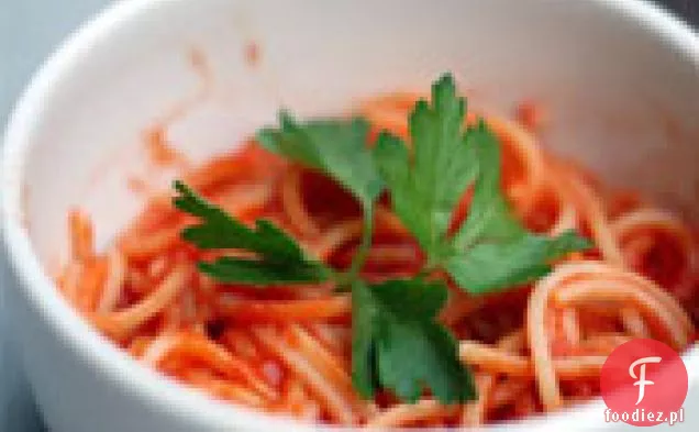 Kolacja: Spaghetti z sokiem pomidorowym i pomarańczowym