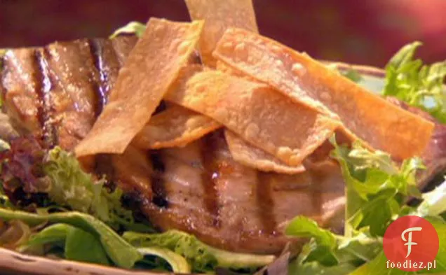 Zapiekany Tuńczyk z sosem cytrynowo-Wasabi i gorącymi chipsami musztardowymi Wonton