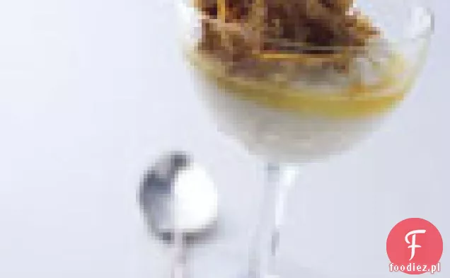 Parfaits jogurtu pomarańczowego z rozdrobnionymi pszennymi chipsami