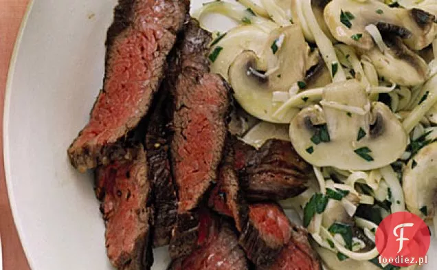 Stek w spódnicy z sałatką grzybową