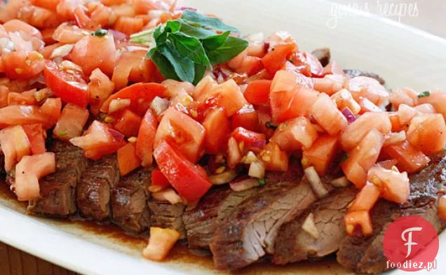 Grillowany Stek Z Pomidorami, Czerwoną Cebulą I Balsamicznym