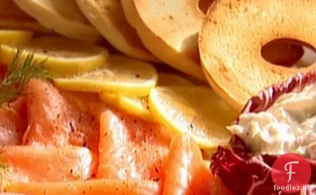 Bajgle z wędzonym łososiem i sałatką z białej ryby