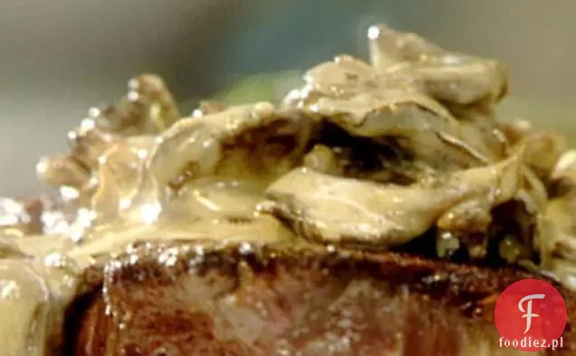 New York Strip Steak Z Brandowanymi Grzybami I Świeżym Tymiankiem