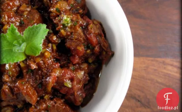 Śródziemnomorski Gulasz Wołowy Z Zielonym Oliwkowym Pesto