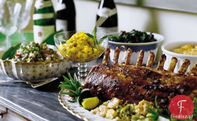 Pieczeń wieprzowa stojąca ze świeżymi ziołami