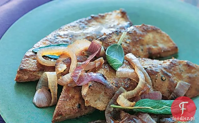 Wątróbka cielęca podsmażona z cebulą, cytryną i szałwią