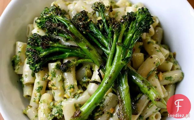 Pesto Z Rukoli Pistacjowej Z Penne I Smażonymi Broccolini