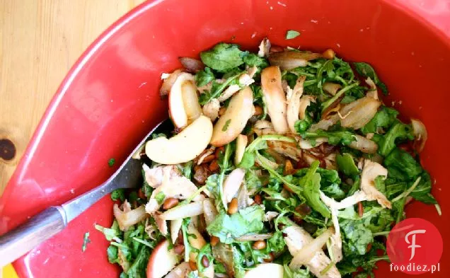 Sałatka Z Kurczaka Z Jabłkiem, Rukolą, Orzeszkami Piniowymi I Cebulą
