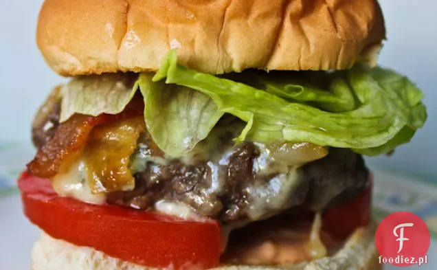 Burger Z Serem Pleśniowym Z Karmelizowaną Cebulą