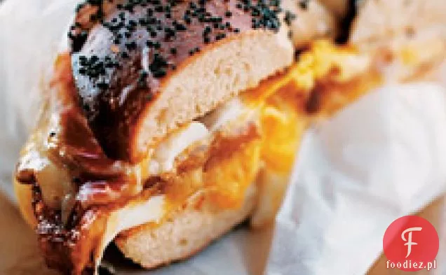 Kanapka z bekonem, jajkiem i serem w stylu New York City Deli