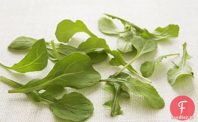 Stek cienko pokrojony na rukoli z czosnkiem i olejem cytrynowym