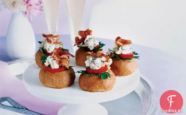 Baby Brioches z sałatką z kurczaka i boczkiem
