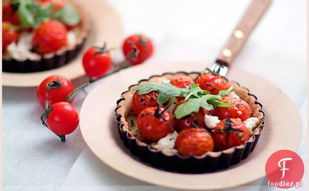 Koper Włoski, Tartaletki Z Pomidorów Wiśniowych Na Cieście Balsamicznym