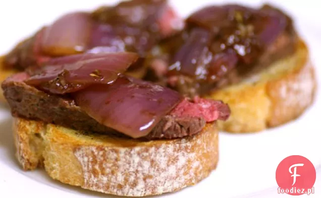 Bistecca z balsamicznym pieczonym cebulowym Crostini