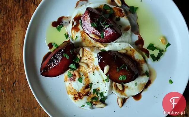 Mozzarella Buffalo Z Balsamicznymi Szkliwionymi Śliwkami, Orzeszkami Pinii I Miętą