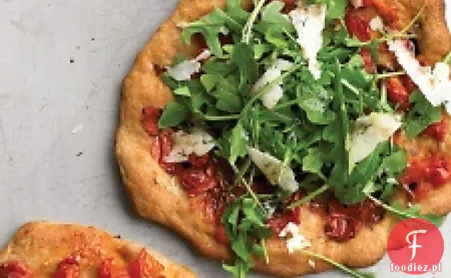 Indywidualne Pizze Z Pecorino, Rukolą I Pomidorami