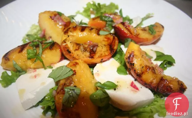 Grillowana Sałatka z mozzarelli z brzoskwiniami i śmietaną (y)