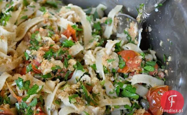 Makaron Z Dodatkiem Okruchów Chleba Anchois