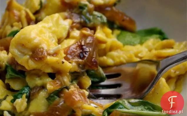 Jajecznica Z Karmelizowaną Cebulą, Rukolą I Wędzoną Goudą