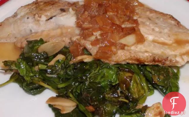 Patelnia smażona Tilapia z limonkową bazylią Beurre Blanc na łóżku Więdnącym