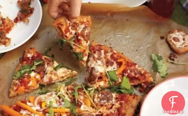 Pizza Z Kiełbasą Z Indyka, Papryką Pomarańczową I Rukolą