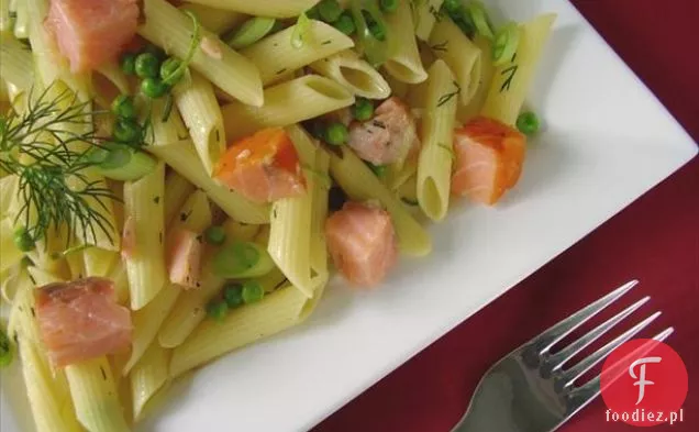 Penne z wędzonym łososiem i groszkiem