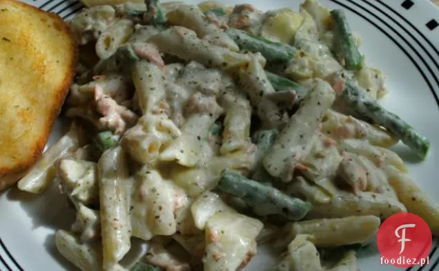 Łosoś Penne z bazyliowym sosem śmietanowym Pesto, karczochami i szparagami