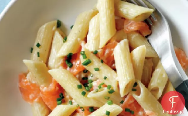 Penne ze śmietaną, wędzonym łososiem i szczypiorkiem