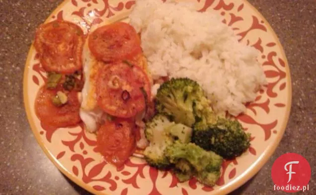 Pieczony dorsz z pomidorem i zieloną cebulą